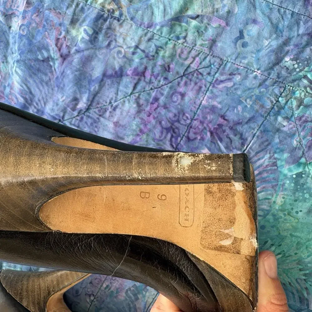 Coach Black Leather Closed Toe Pumps Women’s Size 9 FAIR WORN LOVED Classic